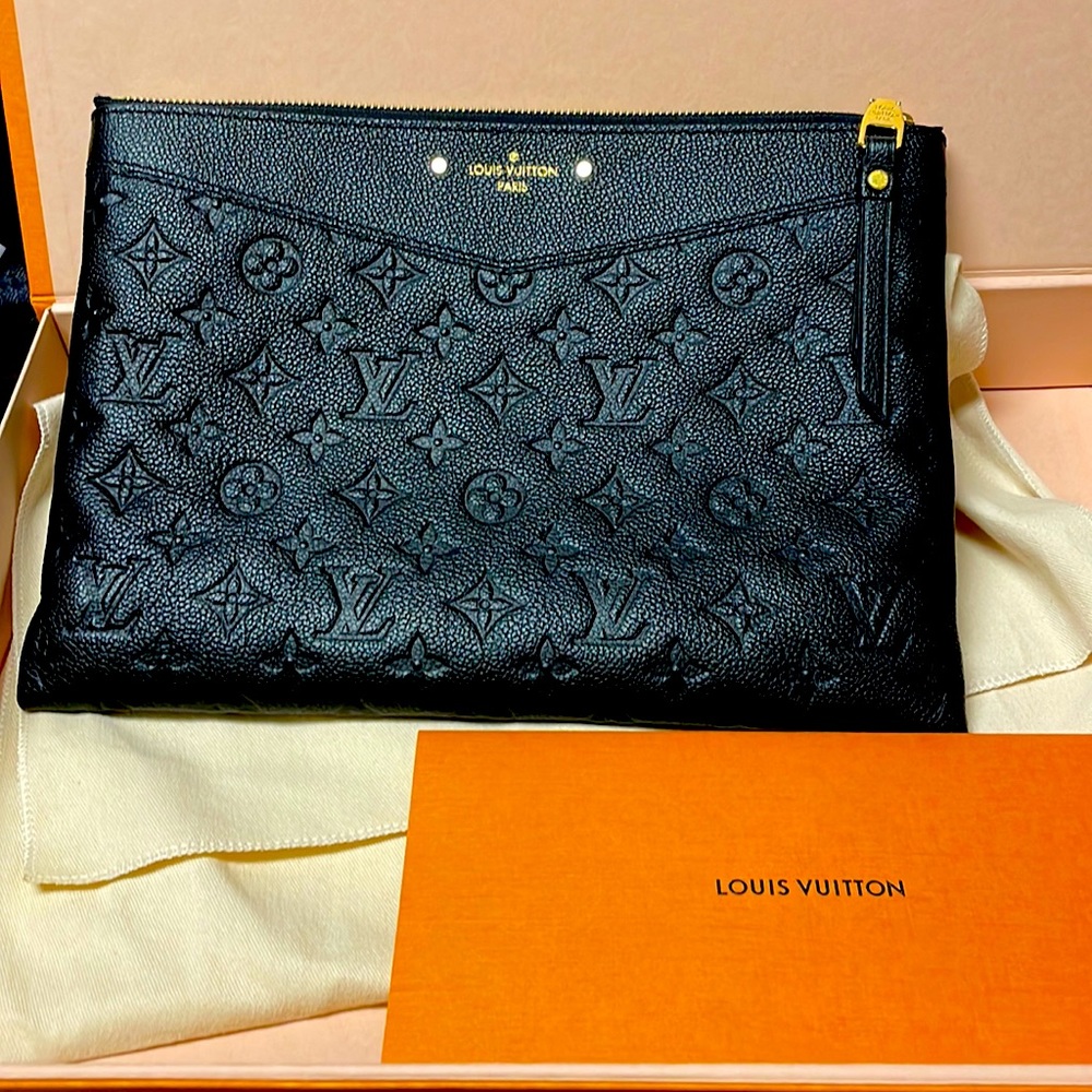 Daily pouch in black with receipt and box